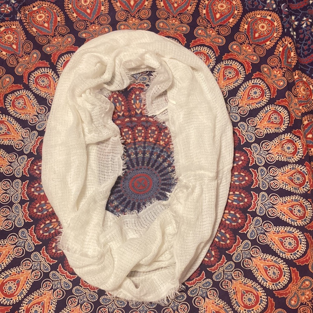 White old Navy scarf 🧣